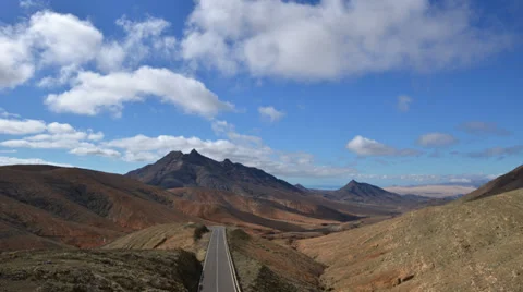 4k UHD clouds and traffic in mountain time lapse superwide 11117 Vidéo 31916918
