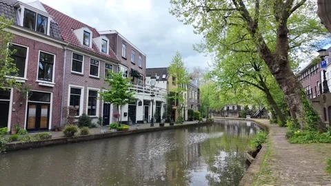 4K UHD dynamic handheld shot of canal walkway and Utrecht houses Vídeos de archivo 347200783