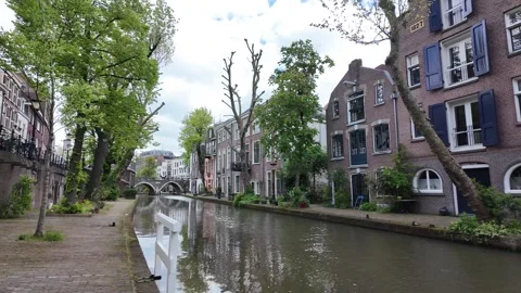 4K UHD dynamic handheld shot of Utrecht canal with historic houses and trees Vídeos de archivo 347200829