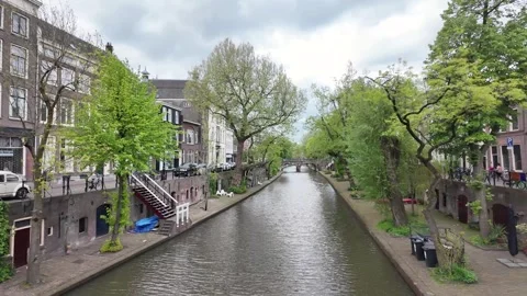 4K UHD dynamic panning shot of Utrecht canal with historic buildings Vídeos de archivo 347200722