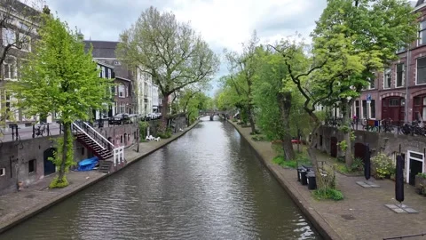 4K UHD dynamic panning shot of Utrecht canal trees and buildings Vídeos de archivo 347200727