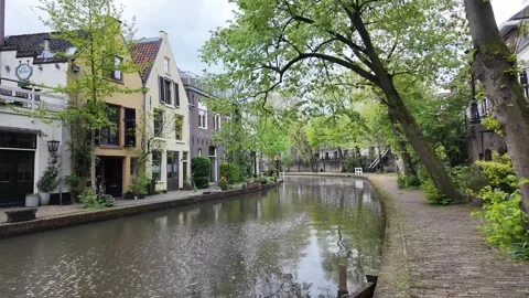 4K UHD dynamic panning shot of Utrecht canal with spring trees and walkway Stockbeeldmateriaal 347200892
