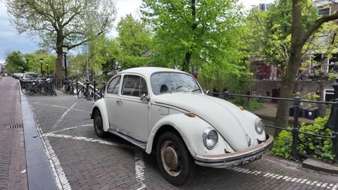 4K UHD dynamic tracking shot of vintage Volkswagen Beetle on Utrecht canal Vídeos de archivo 347200784