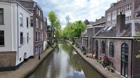 4K UHD dynamic tracking shot along Utrecht canal with historic buildings Vídeos de archivo 347200789