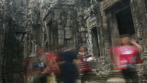 4K UHD long exposure time-lapse of tourists in Bayon Temple, inside Angkor Wat C Vídeos de archivo 98255955