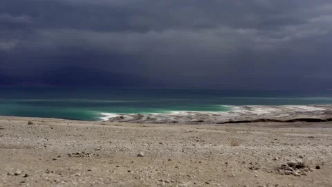 4K UHD | Low flight across the shore of the Dead Sea 動画素材 153351386