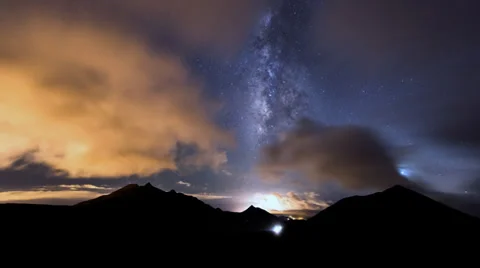 4k UHD milky way clouds traffic in mountain time lapse pan 11202 Vidéo 32376120