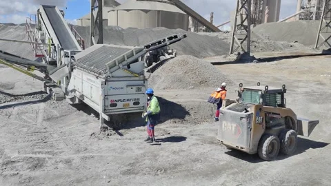 4K UHD: Mobile Screening Plant and CAT Loader in Cement Factory Yard 動画素材 332015492