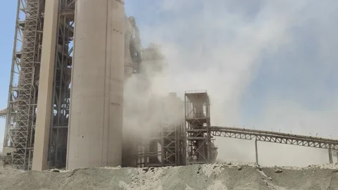 4K UHD Thick dust emissions from tall silos at a cement factory Vídeos de archivo 336216500
