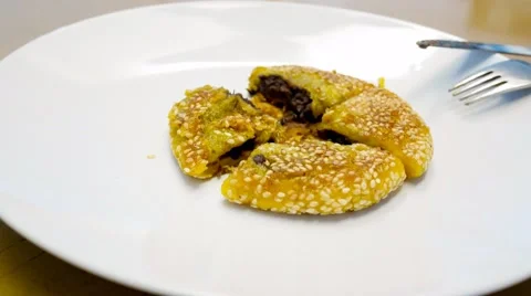 4k UHD time lapse video on cutting Tau Sar Piah (bean paste pastry) Stock Footage 46033344