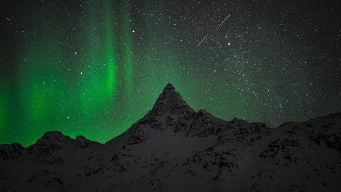 4K-UHD Timelapse: Aurora Borealis over snowy mountain in Norway Video stock 118256524