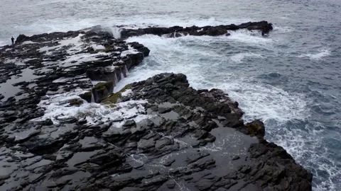 4K UHD | Waves breaking on rough coastline 動画素材 153350382