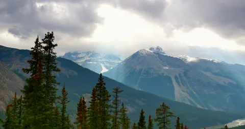 4K Ultra Wide Angle View of Mountain Vista, Rocky Mountains, Smoky Sun Rays Stockbeeldmateriaal 47107657