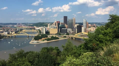 4K UltraHD A View Pittsburgh skyline between two rivers Vidéo 64634997