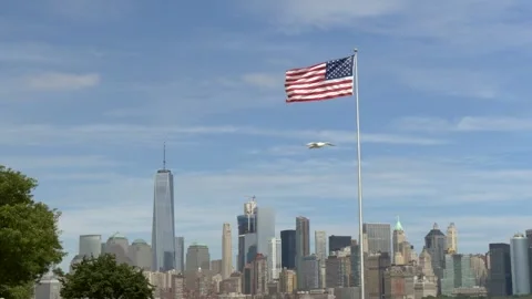 4K US Flag And One World Trade Center Lower Manhattan Skyline View Stock-Footage 334460631