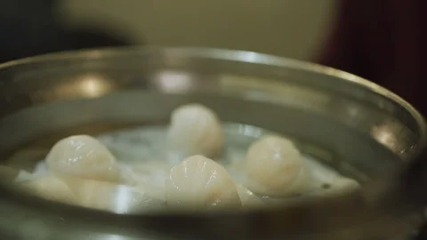 4K Using chopsticks for eating dumplings in a restaurant. Stock-Footage 109490443