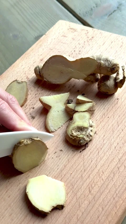 4K vertical ASMR video of cutting fresh ginger Stock Footage 319473480