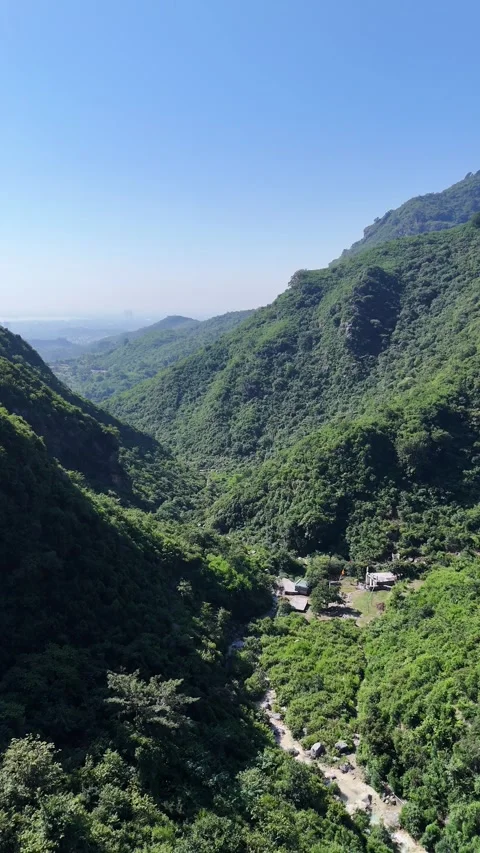 4k Vertical drone clip of Lush Green Moutains Video stock 288810556