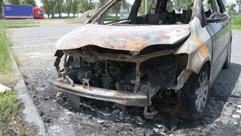 "4K vertical pan of car completely wasted by an explosion" Stockbeeldmateriaal 90844662