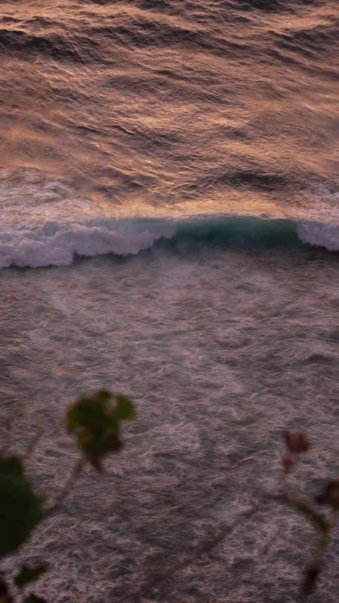 4K vertical slow motion of ocean waves at golden hour sunset 스톡 동영상 337085500