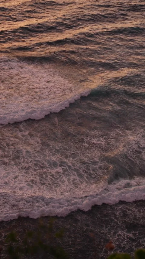 4K vertical slow motion of overlapping ocean waves at sunset twilight 스톡 동영상 337085503