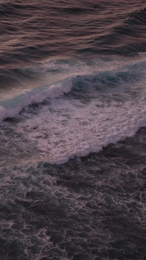 4K vertical slow motion of a powerful ocean wave crest surging at sunset 스톡 동영상 337085462