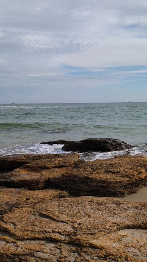 4K Vertical Static Shot of Ocean Waves Crashing on Coastal Rocks Vídeos de archivo 327793187