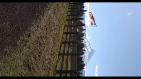 4k vertical video of American US flag waving in the wind and Mount Hood, Oregon 스톡 동영상 330666316