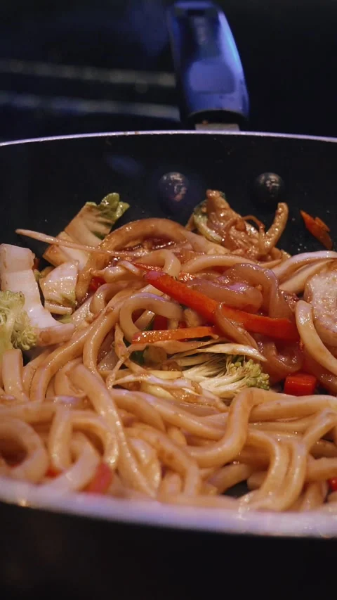 4K vertical video chicken udon noodle stir fry with vegetables in asian restaura Stock Footage 316568348
