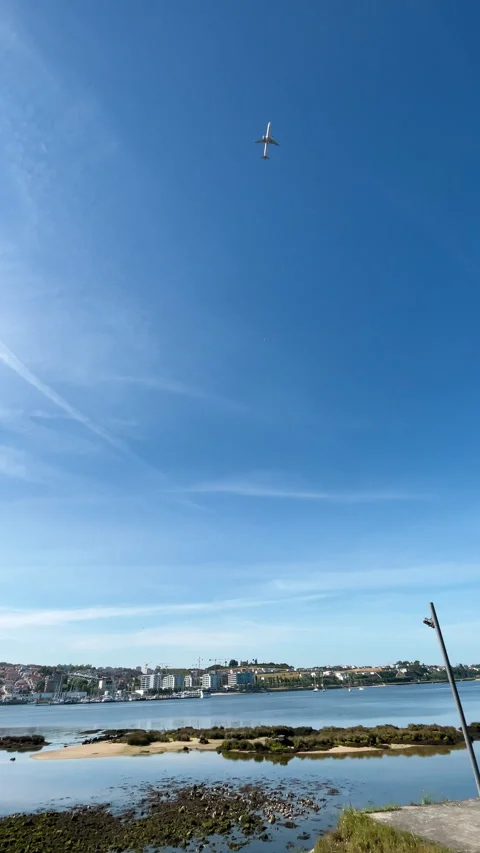 4K vertical wide angle video of passenger aircraft cruising in sky on bright sun Video stock 323122748