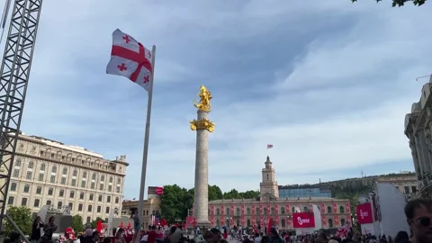 4K video. 60 fps. Monument with statue of Saint George and Georgian flag Vídeo Stock 340427546