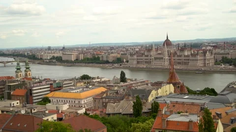 4K video of Budapest cityscape featuring the iconic Hungarian Parliament Bu.. Vídeos de archivo 337786467