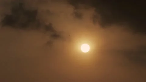4k video of clouds drifting over sun during sunset. Yellow sun with haze. Stock-Footage 194517068