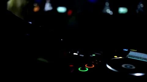 4K Video DJ Actively Mixing Music on a Digital Mixing Console Vídeo Stock 330422500