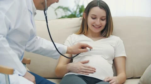 Il Ginecologo Ascolta Con Le Palpitazioni Cardiache Dello Stetoscopio Donna  Incinta Archivi Video - Video di dialogo, cura: 90558383