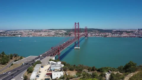 4K video from drone to The 25 de Abril Suspension Bridge in Lisbon 動画素材 261906144