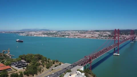 4K video from drone to The 25 de Abril Suspension Bridge in Lisbon 動画素材 261906201