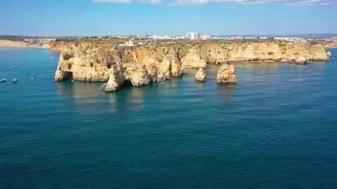 4K video from drone to Ponta da Piedade near Lagos in Algarve,Portugal. 動画素材 320072119