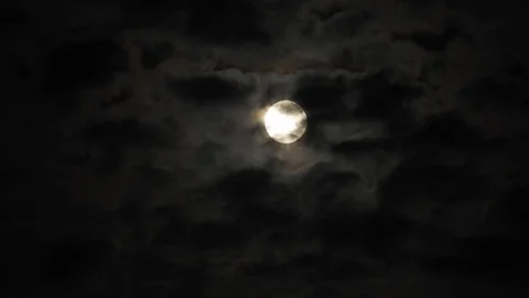 4k video full moon in the sky. Full moon at night with clouds Video stock 120357828