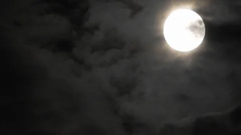4k video full moon in the sky. Full moon at night with clouds Video stock 120357952