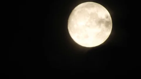 4k video full moon in the sky. Full moon at night with clouds Video stock 120357984