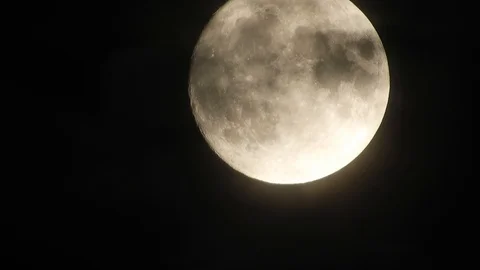 4k video full moon in the sky. Full moon at night with clouds Video stock 120358084