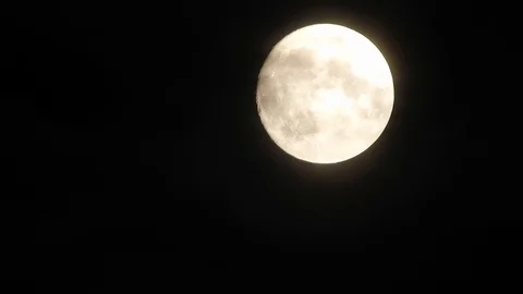 4k video full moon in the sky. Full moon at night with clouds Video stock 120358528