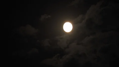 4k video full moon in the sky. Full moon at night with clouds Video stock 120358586
