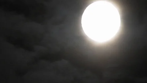 4k video full moon in the sky. Full moon at night with clouds Video stock 120358662