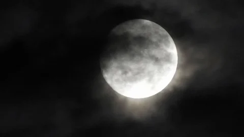 4k video full moon in the sky. Full moon at night with clouds Video stock 120358799