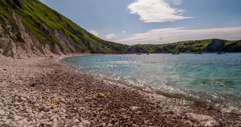 4K video of gentle waves lapping onto a pebble cove 動画素材 41697422