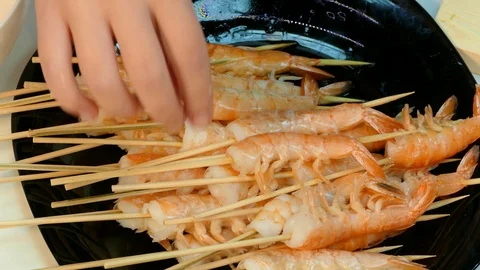 4k video. Large cooked shrimp on skewers Video stock 70507320
