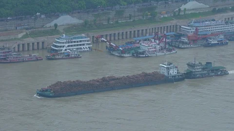 4k video of log barge sailing along Yangtze River in Chongqing Stock Footage 124142930