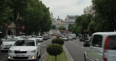 4K Video looking down a busy road towards the Metropolis Building, Madrid, Spain Stock Footage 39947807
